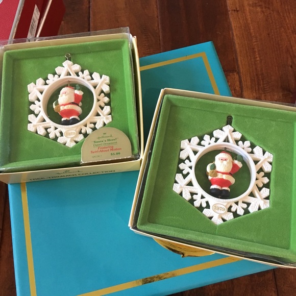 🎄 2 Hallmark 1979 “Santa’s Here” Ornaments - Picture 5 of 8